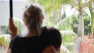blurred heads looking at palm trees